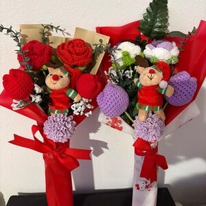 Holiday crochet flower bouquet